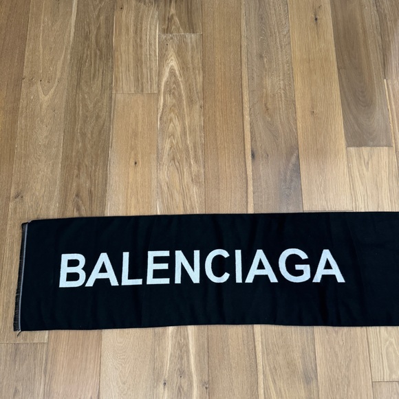 BALENCIAGA MACRO SCARF IN BLACK - Picture 1 of 8